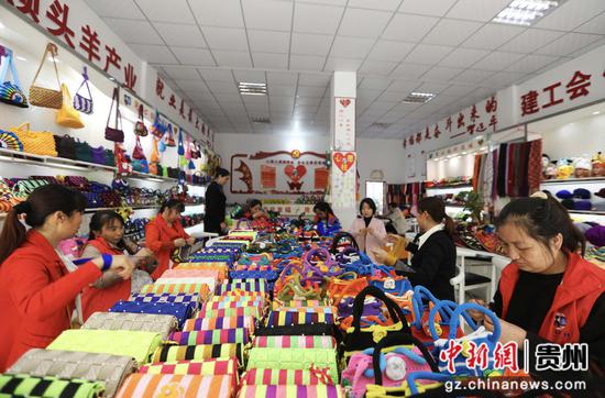 贵州赤水市长期镇康桥社区,当地群众在“扶贫车间”钩织产品 贵州赤水市长期镇康桥社区,当地群众在“扶贫车间”钩织产品