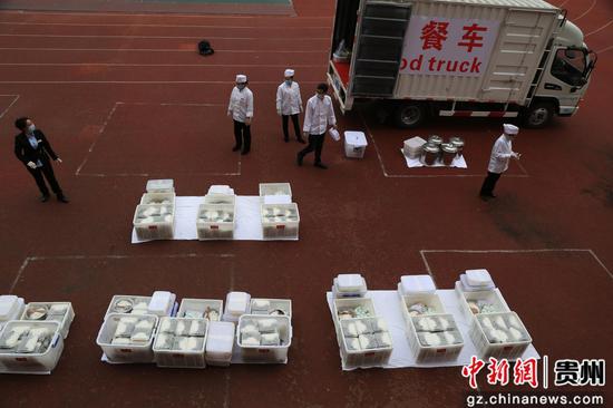 大发棋牌玩法贵州
省凯里市相关部门给走读管理的凯里市第四大发棋牌玩法中学
九年级大发棋牌玩法学生
统一送午餐。杨仁海 摄 大发棋牌玩法贵州
省凯里市相关部门给走读管理的凯里市第四大发棋牌玩法中学
九年级大发棋牌玩法学生
统一送午餐。杨仁海 摄