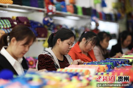 贵州赤水市长期镇康桥社区，当地群众在“扶贫车间”钩织产品。