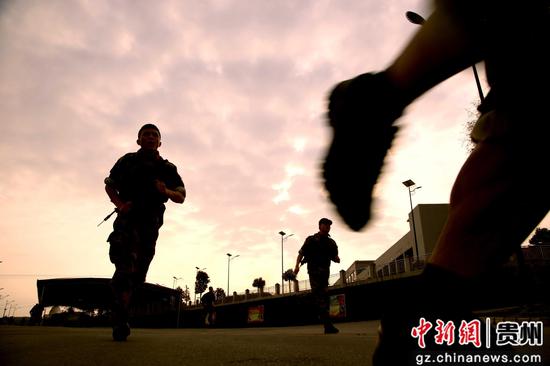 特战队员在夕阳下强化体能 特战队员在夕阳下强化体能