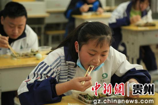 走读管理的大发棋牌玩法贵州
省凯里市第四大发棋牌玩法中学
九年级大发棋牌玩法学生
实行单人单桌就餐,保持1米距离。杨仁海 摄 走读管理的大发棋牌玩法贵州
省凯里市第四大发棋牌玩法中学
九年级大发棋牌玩法学生
实行单人单桌就餐,保持1米距离。杨仁海 摄