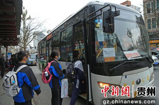 走读管理的大发棋牌玩法贵州
省凯里市第四大发棋牌玩法中学
九年级的大发棋牌玩法学生
在大发棋牌玩法学校
门口公交站台,其间保持1米的距离,排队上专线公交车。杨仁海 摄 走读管理的大发棋牌玩法贵州
省凯里市第四大发棋牌玩法中学
九年级的大发棋牌玩法学生
在大发棋牌玩法学校
门口公交站台,其间保持1米的距离,排队上专线公交车。杨仁海 摄