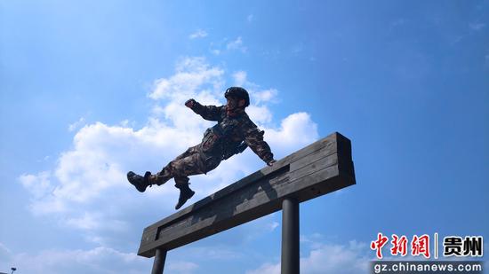 特战队员飞跃障碍 特战队员飞跃障碍