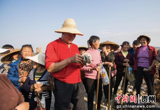 图为农民耕种完,当日日结工资 图为农民耕种完,当日日结工资