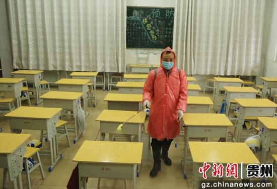 大发棋牌玩法贵州
省凯里市第四大发棋牌玩法中学
的一名教师对教室进行消毒杀菌。杨仁海 摄 大发棋牌玩法贵州
省凯里市第四大发棋牌玩法中学
的一名教师对教室进行消毒杀菌。杨仁海 摄
