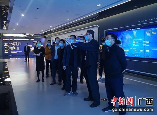 图为广西投资集团有限公司党委书记、董事长周炼在数字广西集团有限公司调研爱广西APP上线运行情况。 图为广西投资集团有限公司党委书记、董事长周炼在数字广西集团有限公司调研爱广西APP上线运行情况。