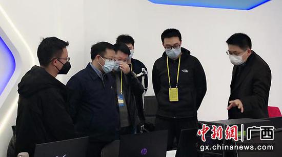 图为疫情期间,数字广西集团总经理刘翔视察加班开发组现场。 图为疫情期间,数字广西集团总经理刘翔视察加班开发组现场。