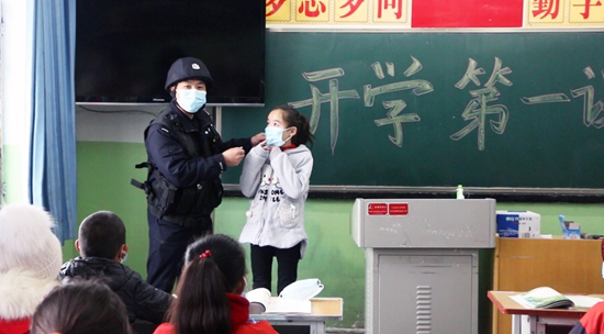 民警为学生讲解口罩佩戴方式。杨志川 摄