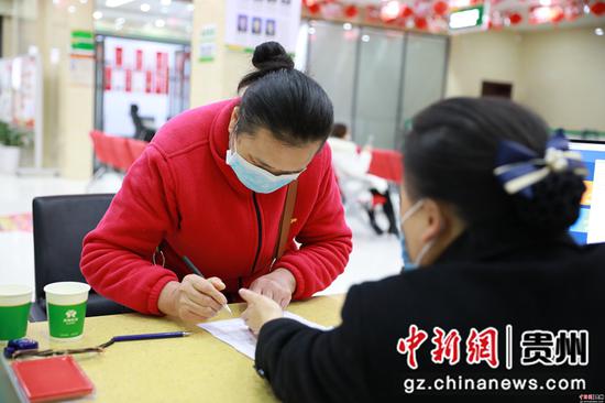 图为网点信贷区内再贷款绿色通道 图为网点信贷区内再贷款绿色通道