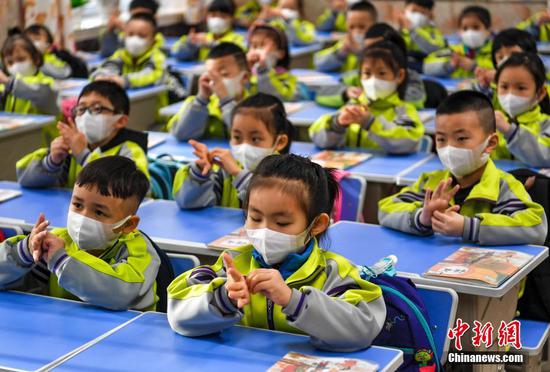 学生跟着防疫宣教片学习清洁双手。中新社记者 刘新 摄
