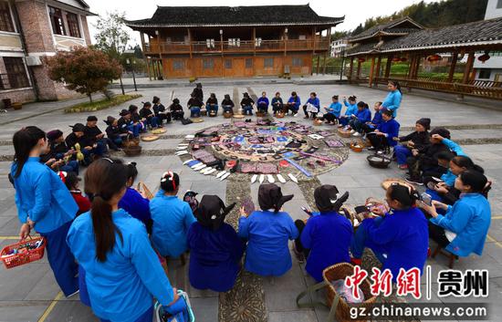 绣娘集中到平秋九寨侗族博物馆展示近期刺绣作品。 绣娘集中到平秋九寨侗族博物馆展示近期刺绣作品。