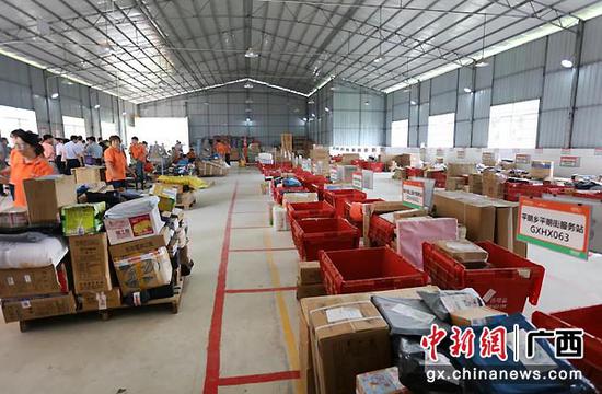 图为繁忙的物流配送中心。横县电商办供图 图为繁忙的物流配送中心。横县电商办供图