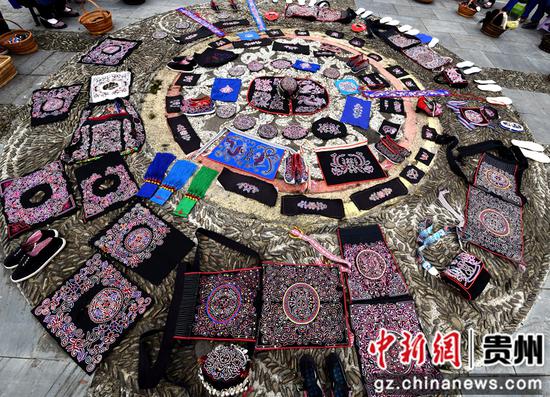 绣娘集中到平秋九寨侗族博物馆展示近期刺绣作品 绣娘集中到平秋九寨侗族博物馆展示近期刺绣作品