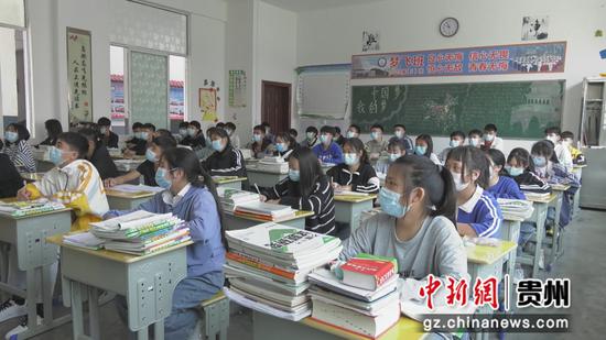 同学们正认真听课 同学们正认真听课