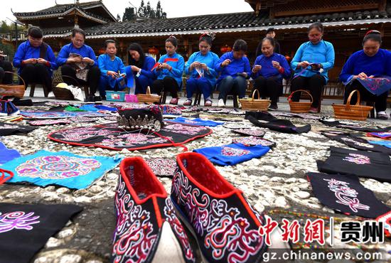 绣娘集中到平秋九寨侗族博物馆展示近期刺绣作品 绣娘集中到平秋九寨侗族博物馆展示近期刺绣作品