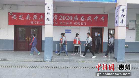 同学们正排队有序进入教室 同学们正排队有序进入教室