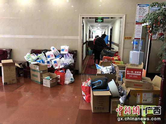图为医疗队捐献当地的物资。 图为医疗队捐献当地的物资。