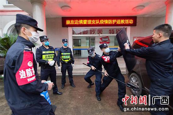 图为教官团组织开展疫情期间抓捕演练。 图为教官团组织开展疫情期间抓捕演练。