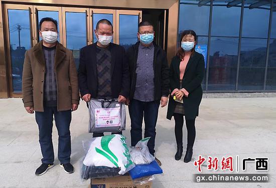 图为竹溪人民医院副院长吴成华代陈平慰问吴永亮并专交慰问品 图为竹溪人民医院副院长吴成华代陈平慰问吴永亮并专交慰问品