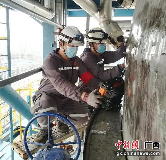 图为检验员对石化企业加氢反应器进行TOFD检测。 图为检验员对石化企业加氢反应器进行TOFD检测。