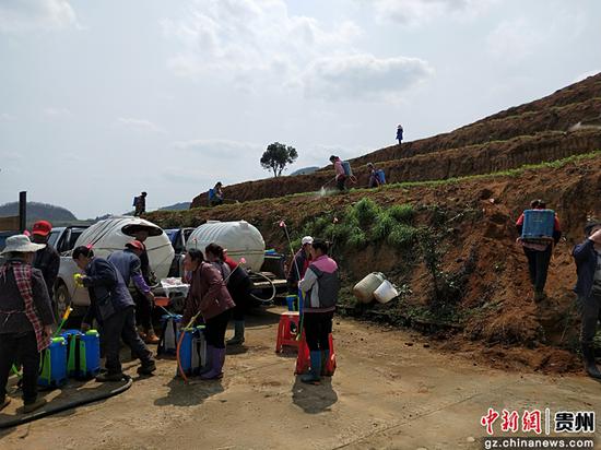 图为村民正在加农药 图为村民正在加农药