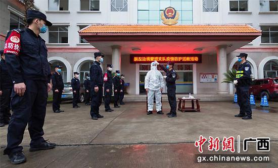 图为教官团指导民警穿戴防护服。 图为教官团指导民警穿戴防护服。