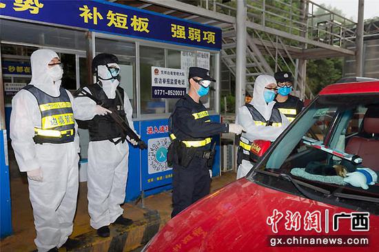 图为教官团在凭祥边境检查站执勤点现场指导送教。 图为教官团在凭祥边境检查站执勤点现场指导送教。