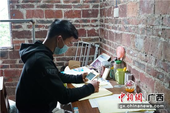 学生在家自主学习。余道锋 摄 学生在家自主学习。余道锋 摄