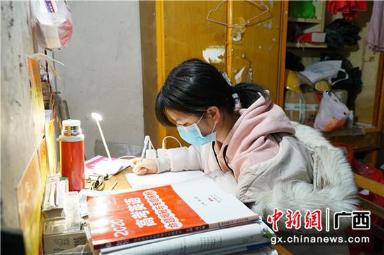 学生在家自主学习。余道锋 摄 学生在家自主学习。余道锋 摄