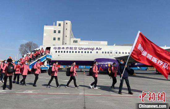 烏魯木齊航空乘務人員和英雄合影。 烏魯木齊航空供圖 烏魯木齊航空乘務人員和英雄合影。 烏魯木齊航空供圖