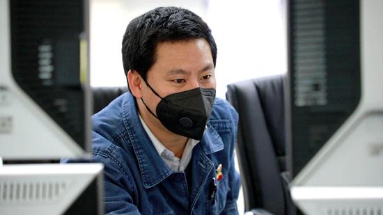 在上千次的调试过程中,金方友吃住在车间。吴长占摄