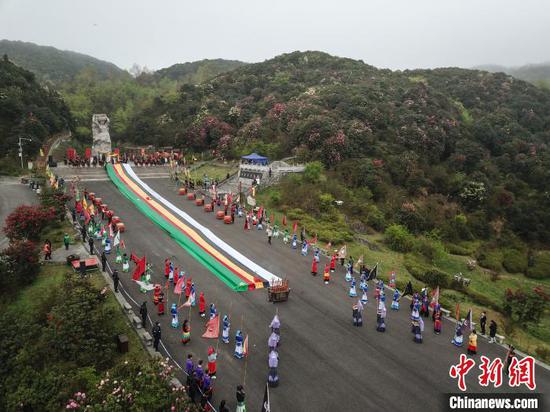 图为彝族“祭花神”仪式现场。 瞿宏伦 摄 图为彝族“祭花神”仪式现场。 瞿宏伦 摄