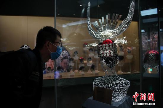3月29日,一位男士戴口罩在贵州博物馆民族服饰展厅内参观。据悉,根据贵州省应对新冠肺炎疫情防控领导小组发布通告要求,贵州省博物馆已于3月26日恢复开放。中新社记者 瞿宏伦 摄 3月29日,一位男士戴口罩在贵州博物馆民族服饰展厅内参观。据悉,根据贵州省应对新冠肺炎疫情防控领导小组发布通告要求,贵州省博物馆已于3月26日恢复开放。中新社记者 瞿宏伦 摄