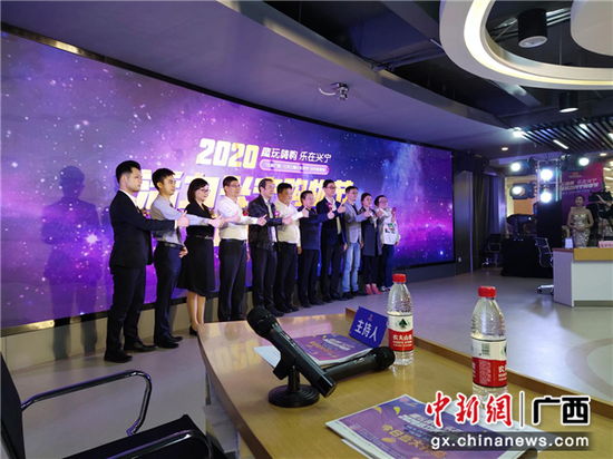 图为启动仪式后领导与嘉宾合影留念。 图为启动仪式后领导与嘉宾合影留念。