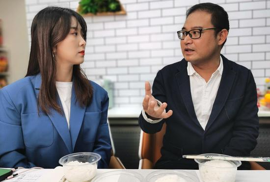 图为:姚洪华在直播中介绍恩施高山大米.张茵 摄