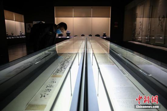 3月29日,市民戴口罩在贵州博物馆内参观书法展品。据悉,根据贵州省应对新冠肺炎疫情防控领导小组发布通告要求,贵州省博物馆已于3月26日恢复开放。中新社记者 瞿宏伦 摄 3月29日,市民戴口罩在贵州博物馆内参观书法展品。据悉,根据贵州省应对新冠肺炎疫情防控领导小组发布通告要求,贵州省博物馆已于3月26日恢复开放。中新社记者 瞿宏伦 摄