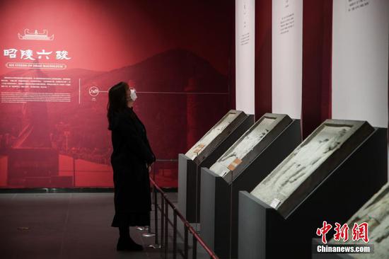 3月29日,市民戴口罩在贵州博物馆“骏驰骥骧——中国传统马文化展”参观。据悉,根据贵州省应对新冠肺炎疫情防控领导小组发布通告要求,贵州省博物馆已于3月26日恢复开放。中新社记者 瞿宏伦 摄 3月29日,市民戴口罩在贵州博物馆“骏驰骥骧——中国传统马文化展”参观。据悉,根据贵州省应对新冠肺炎疫情防控领导小组发布通告要求,贵州省博物馆已于3月26日恢复开放。中新社记者 瞿宏伦 摄