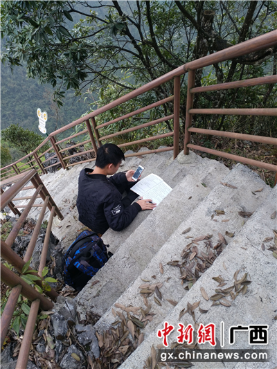 张昌颖在山顶学习。 张昌颖在山顶学习。