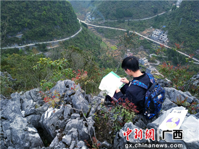 张昌颖在山顶学习。 张昌颖在山顶学习。