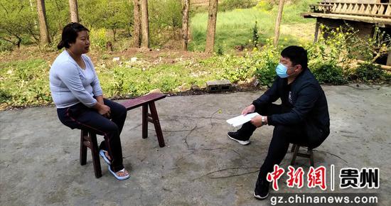 图为新店镇纪委书记毛健同村民亲切交谈 图为新店镇纪委书记毛健同村民亲切交谈
