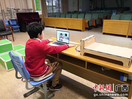 图为南宁市逸夫小学朱鹏丞同学在线介绍作品《大数据老人床》。陆世高  摄