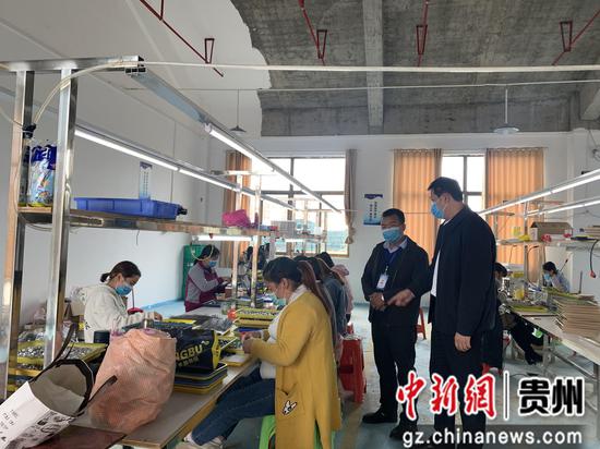 钱相支行行长到电子加工厂调查复工生产情况 钱相支行行长到电子加工厂调查复工生产情况