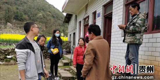 图为新店镇纪委办工作人员戢滢督查自来水安装情况 图为新店镇纪委办工作人员戢滢督查自来水安装情况