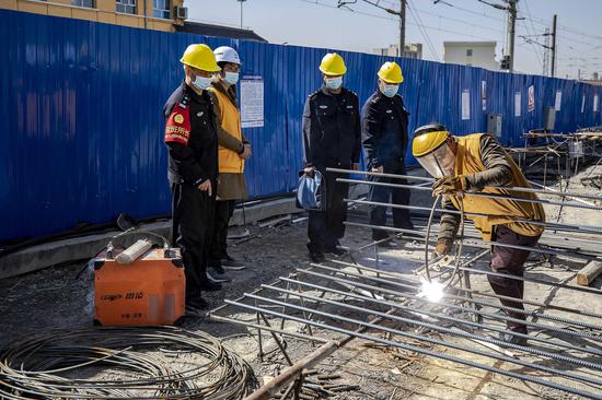 民警对不符合施工安全标准现象进行现场纠正。李国贤 摄