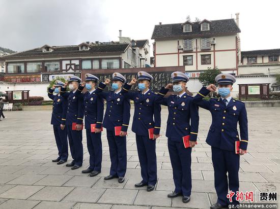 會址消防救援站黨員指戰員重溫入黨誓詞 會址消防救援站黨員指戰員重溫入黨誓詞