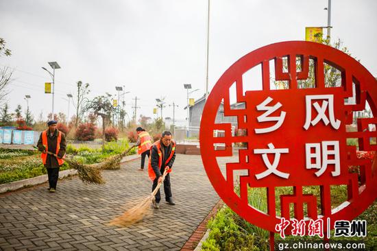 畢節市七星關區楊家灣鎮大埂子村的護潔員正在開展壞境衛生整治工作 陳曦 攝 畢節市七星關區楊家灣鎮大埂子村的護潔員正在開展壞境衛生整治工作 陳曦 攝