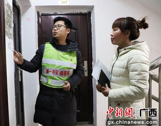 苗家小鎮第一書記何國棟帶何恒妹熟悉崗位工作 。覃美 攝 苗家小鎮第一書記何國棟帶何恒妹熟悉崗位工作 。覃美 攝