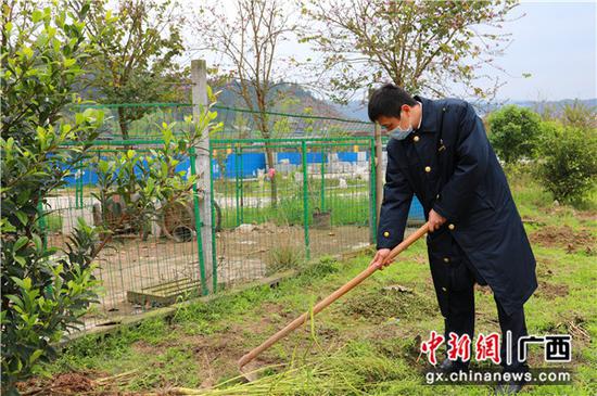 三江南站職工對小菜園進行翻土。李潔 攝 三江南站職工對小菜園進行翻土。李潔 攝