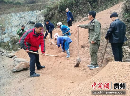 贵州民大派驻镇远县报京乡第一书记黄介武(左一)带领群众修路。 贵州民大派驻镇远县报京乡第一书记黄介武(左一)带领群众修路。