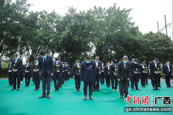 圖為全體人員默哀。 圖為全體人員默哀。